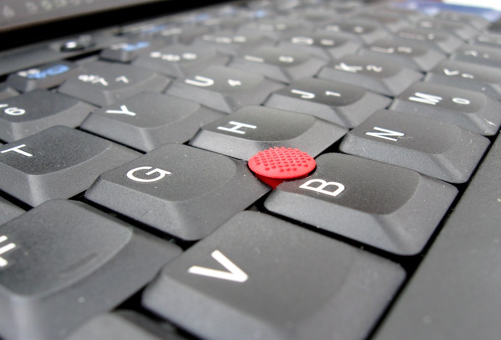 Teclado de un portátil ThinkPad con su característico punto rojo